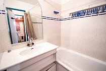 Thabor - badkamer met wastafel en ligbad